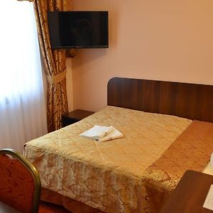 Mały pokój z łóżkiem king-size
